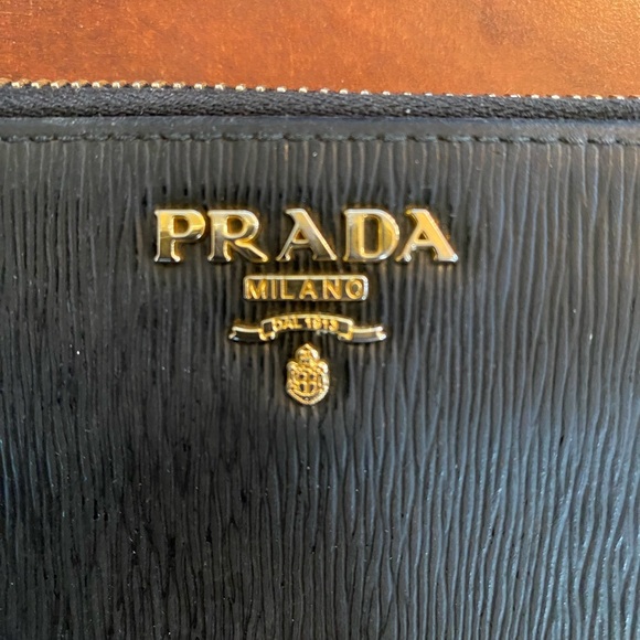 ❤️‍🔥Prada Vitello Move zip around long wallet.❤️‍🔥 - Picture 2 of 6
